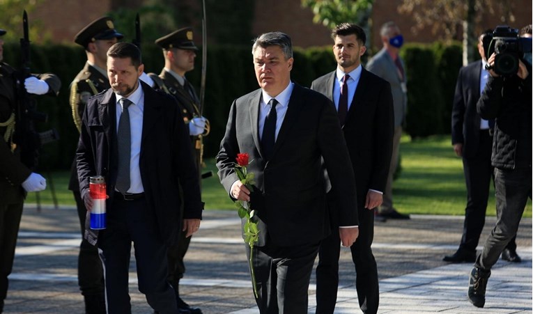 Milanović na Mirogoju zapalio svijeću povodom Dana pobjede nad fašizmom