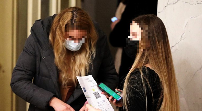 Urlao i pljuvao na knjižničarku zbog covid-potvrde: "Vi ste nacistički čuvari!"