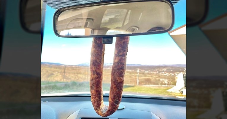 Dalmatince nasmijala fotka "mirisnog ukrasa" u autu, pišu: Prirodni parfem