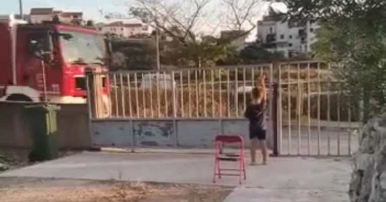 VIDEO Dječak cijelog dana čekao vatrogasce da im zahvali što gase požar na Hvaru
