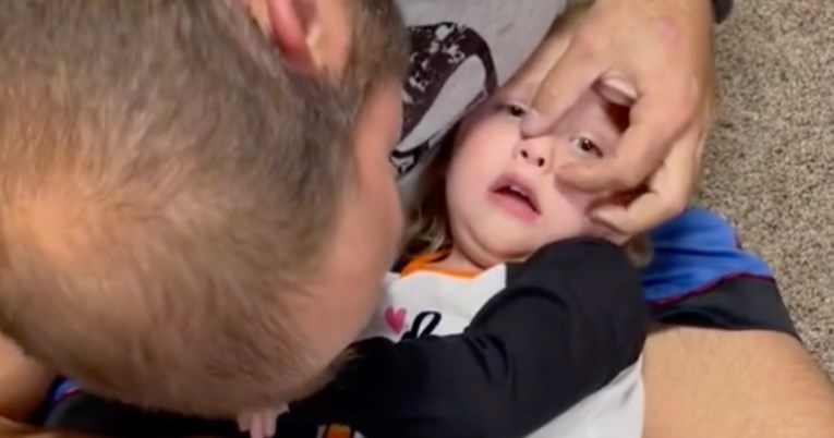 Djevojčici zapela kokica u nosu, tata došao na genijalnu ideju i postao njen heroj
