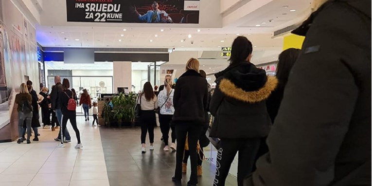 Poznati brend zatvara trgovinu, Splićanke zbog sniženja čekale u redu sat vremena