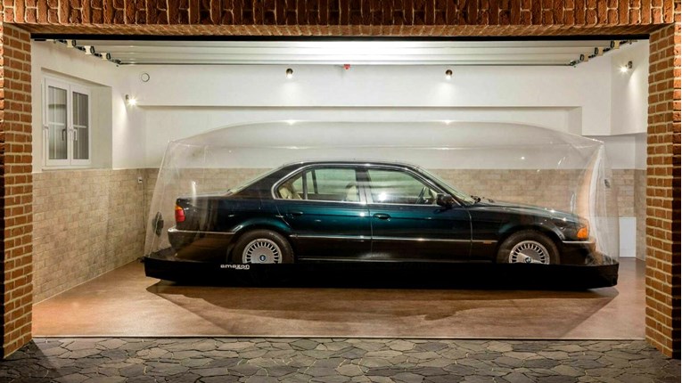 Miriše na 1990-e: Čuvao je BMW u zračnoj komori 22 godine, sada ga prodaje