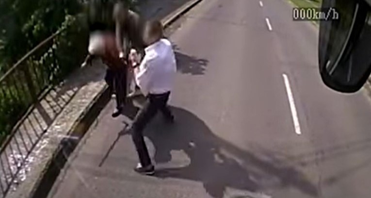 Vozač autobusa vidio lopova kako napada bakicu, odmah zakočio i istrčao je spasiti