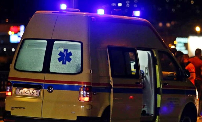 Dečko pao s ograde u Splitu. Hitno prevezen u bolnicu, bore mu se za život
