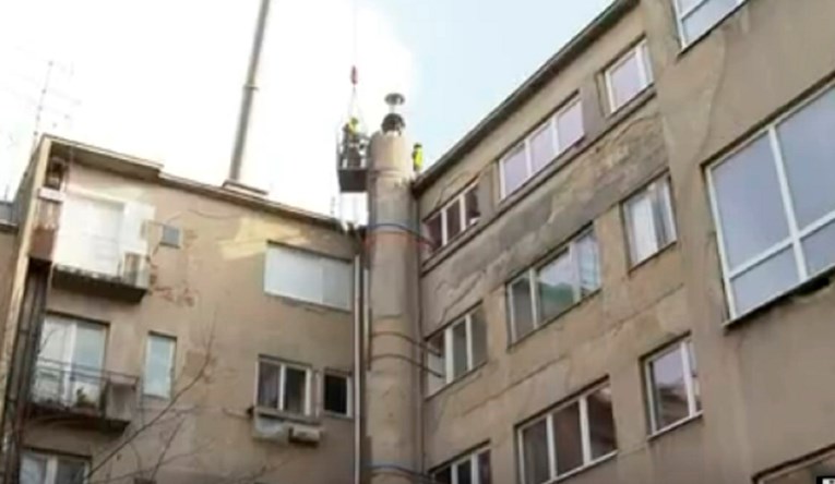 FOTO Dimnjak u centru Zagreba od potresa prijeti urušavanjem. Uklanjanje je teško