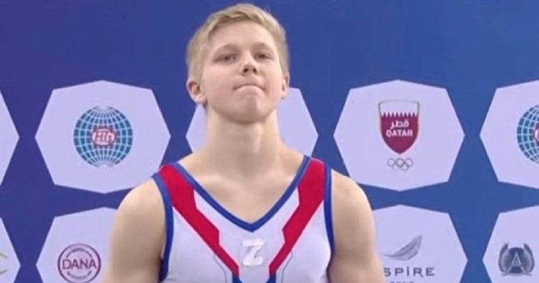 Kažnjen Rus koji je s oznakom Z na prsima stajao na postolju pored Ukrajinca