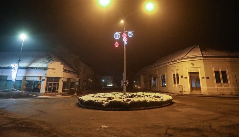 Prošla su dva tjedna od potresa. Ovo je centar Gline večeras, sablasno je prazan