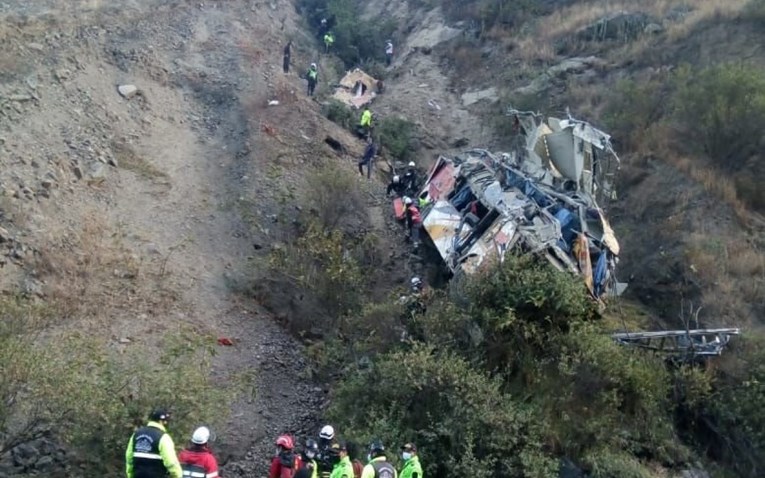 VIDEO Autobus u Peruu pao u provaliju duboku 200 metara, poginulo najmanje 29 ljudi
