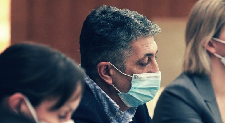 Medvedov pomoćnik u kafiću kršio mjere i vrijeđao policajce, razbio i vrata u postaji