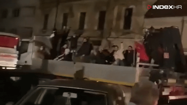 Pogledajte kako BBB-i nakon noći čišćenja odlaze pjevajući. Petrinjci im plješću