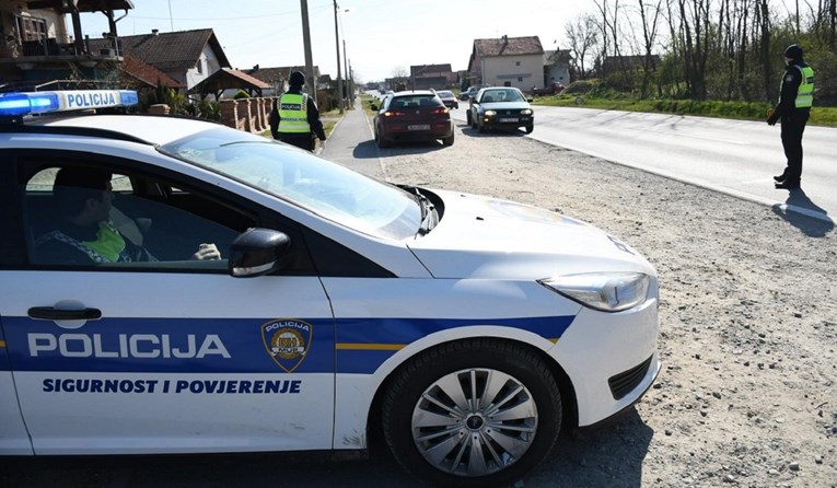 Pijan autom sletio u kanal, kupio moped od prolaznika pa se zaputio u kafić
