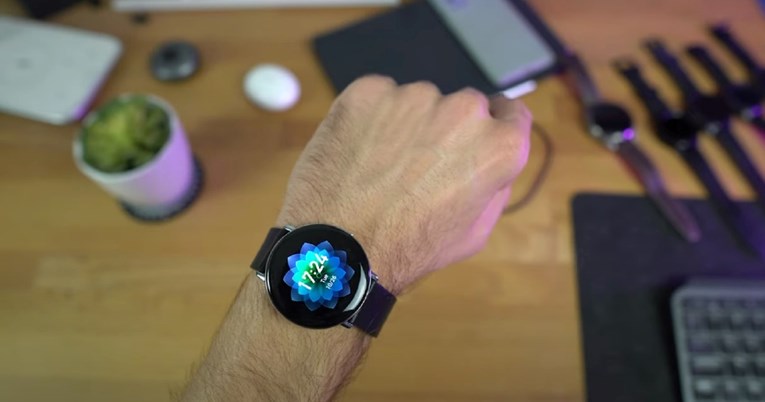 AMAZFIT ZEEP E: Elitni sat koji pristaje svakome, sada je na 62% popusta