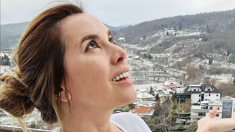 Nives Celzijus pozirala u grudnjaku: Kakva sam vam draža? Tamnija ili svjetlija?
