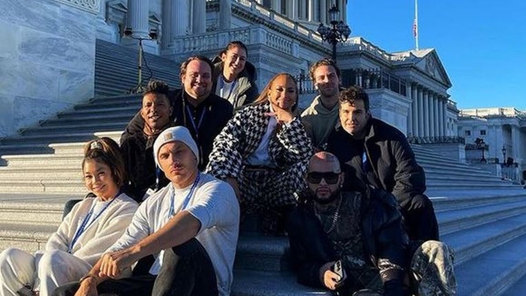 J.Lo pozirala ispred Američkog kongresa pa zbog jednog detalja dobila brojne kritike