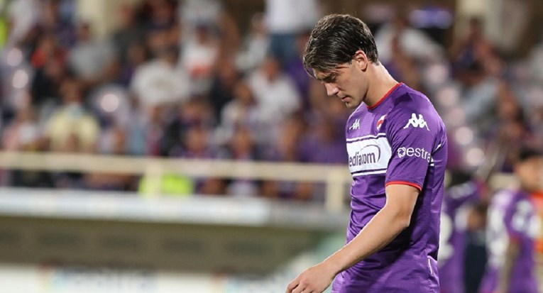 VIDEO Vlahović više nije omiljen među Fiorentininim navijačima. Zasuli su ga uvredama