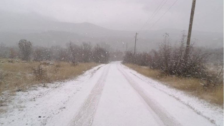 FOTO U zaleđu Splita pao snijeg, večeras se očekuje temperatura ispod nule