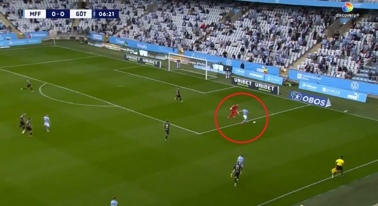 Pogledajte gol hrvatskog napadača u velikom derbiju. Predriblao je golmana i zabio