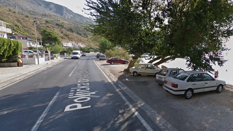 Kod Omiša se sudarila dva automobila i motocikl