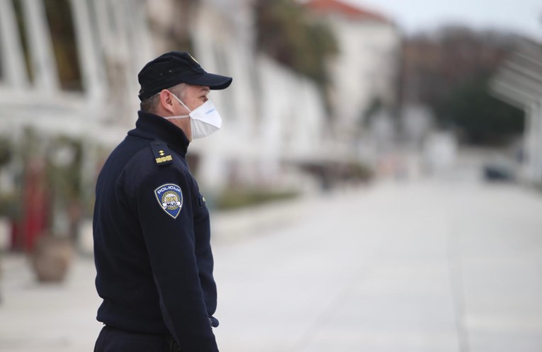 Vjernici se okupili pred crkvom u Splitu, župnik: Ja sam ih pozvao na misu