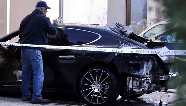 Na parkiralištu u Splitu usred noći gorio Porsche, oštećena i fasada zgrade
