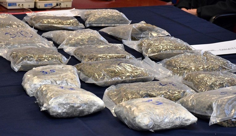 Muškarac i djevojka u Novom Zagrebu skrivali skoro 13 kilograma marihuane