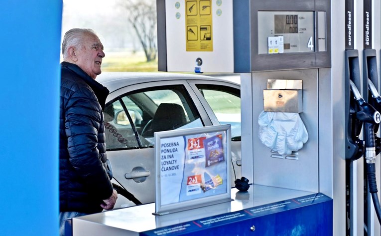 Od ponoći nove cijene goriva. Dizel dosta pojeftinjuje