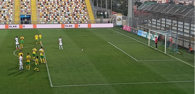 Rijeka iz istog penala iz trećeg pokušaja zabila. Čolak promašivao, sudac ponavljao