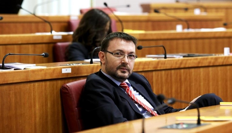 Bauk skinuo masku u saboru, objasnio zašto je to učinio