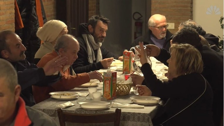 Papa otvorio vrata svoje raskošne palače beskućnicima