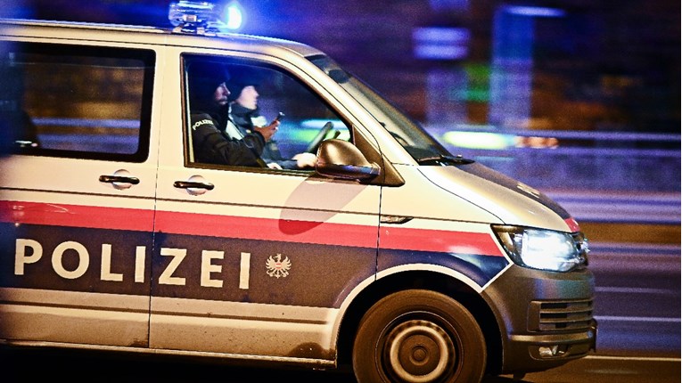 Nekoliko ljudi ozlijeđeno u prevrtanju autobusa u Austriji