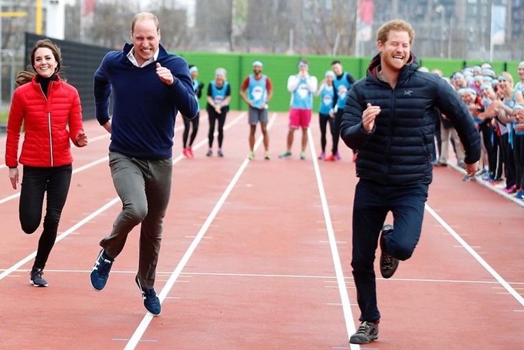 Je li vam nešto čudno na fotki kojom su Kate i Will čestitali Harryju? Mnogima jest