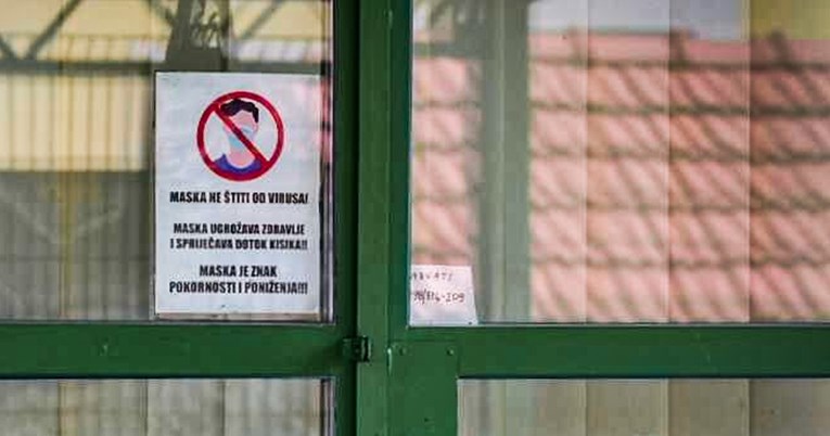 Ovo je natpis na ulazu u obrt oca antimaskera: "Maska sprečava dotok kisika"
