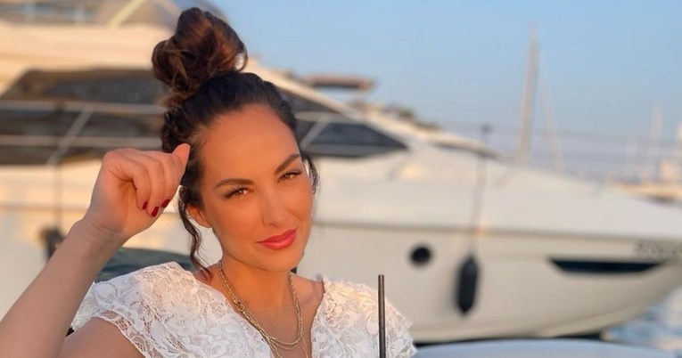 Tatjana Jurić javila se iz Španjolske fotkom u badiću, otkrila tko joj pravi društvo