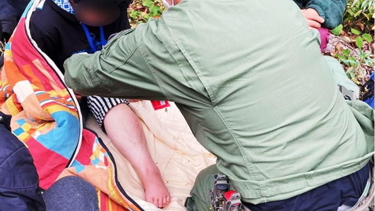 FOTO Policija kod Topuskog zatekla Afganistance i spasila dijete koje je ubo stršljen