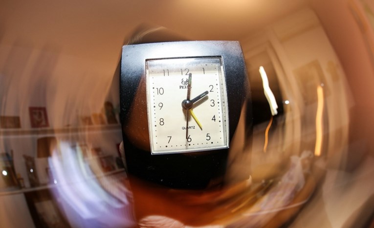Večeras se pomiče sat. Kada će se to ukinuti?