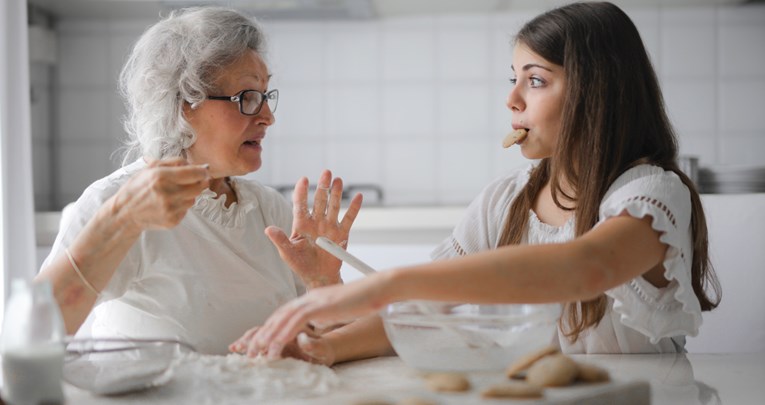 Mama zamolila tinejdžericu da "ne izlazi iz ormara" dok joj baka i djed ne umru