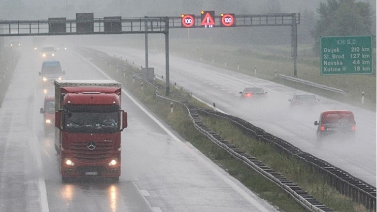 Ceste su mokre i skliske u unutrašnjosti i na sjevernom Jadranu