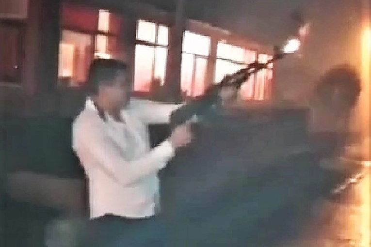 U Lici na Novu godinu pred djecom pucali iz kalašnjikova, sve je snimljeno