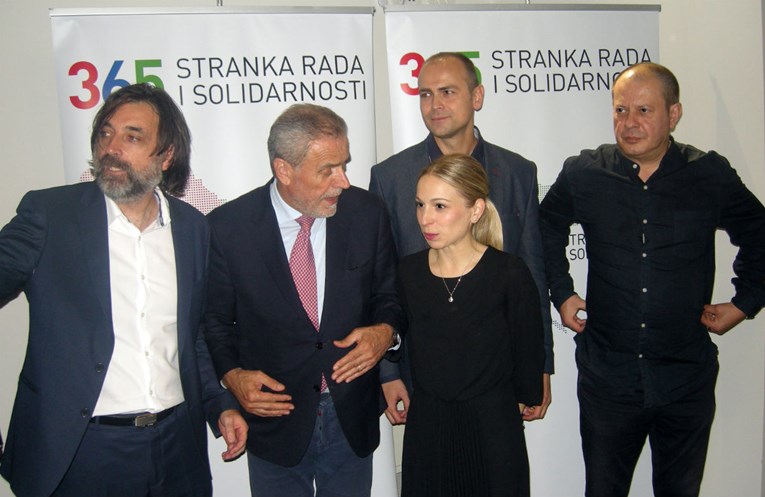 Dva SDP-ovca i nezavisna iz Kutine prešli Bandiću, on došao i dijelio darove