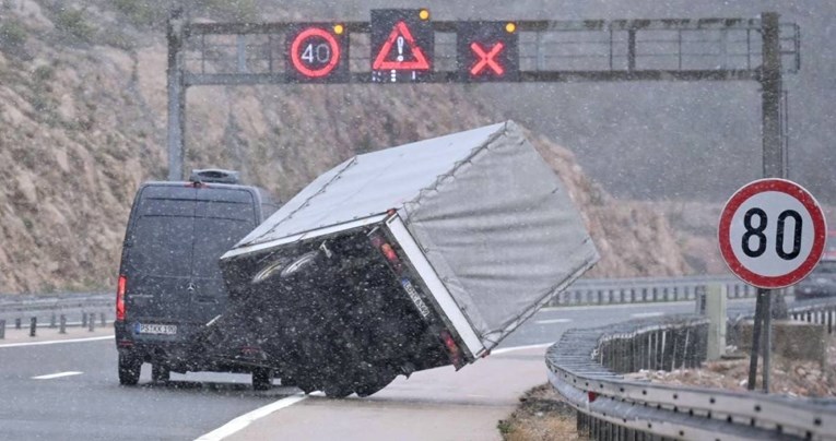 Bura radi velike probleme u prometu, uz obalu olujni udari