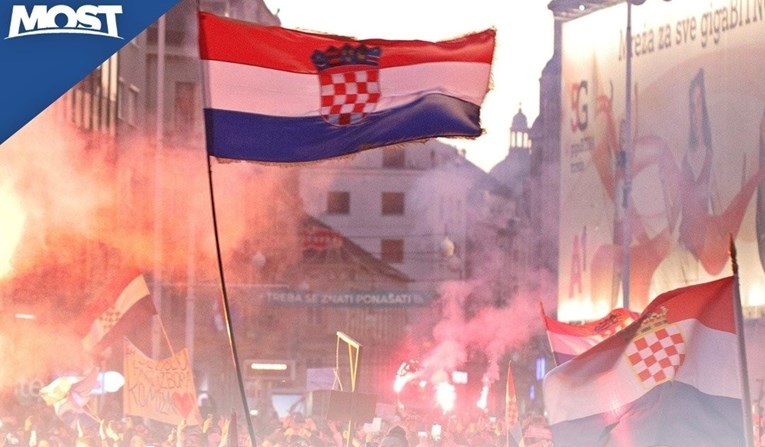 Most se hvalio referendumom pa objavio sliku na kojoj su vješala i prvo bijelo polje