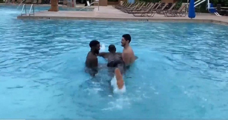 Pogledajte kako najviši NBA igrač uči plivati uz suigrače