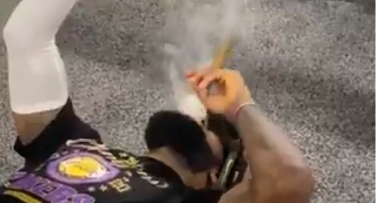 LeBron je legao na pod, zapalio cigaru i nazvao mamu