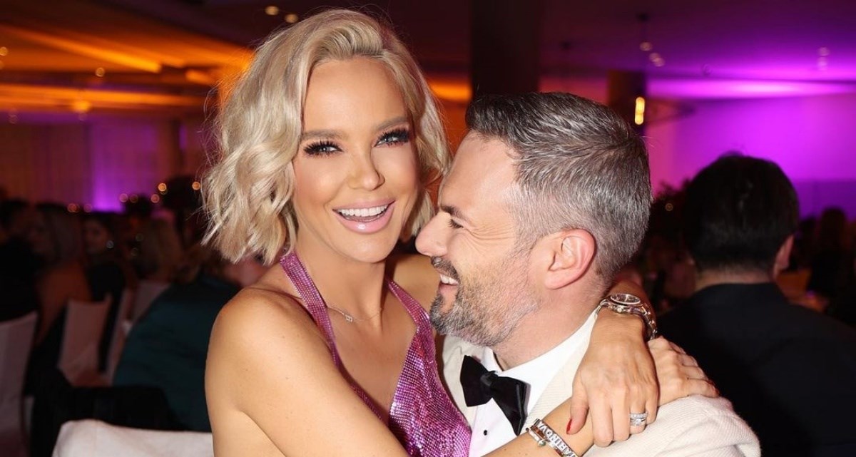 Cure plesu gole Devojka