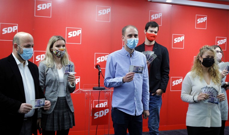 Forum mladih SDP-a napravio novčanice od minus milijun kuna, na njima je lik Bandića