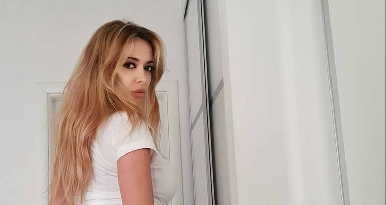 Lidija Bačić pozirala u tangama u kafiću, fanovi joj pišu: Donosi ti više para
