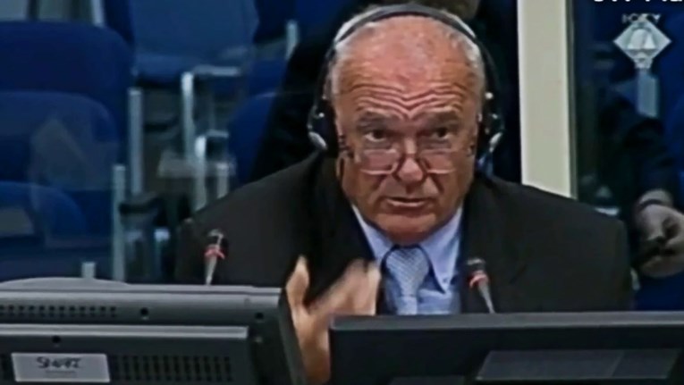 Umirovljeni general vojske bosanskih Srba optužen za genocid u Srebrenici