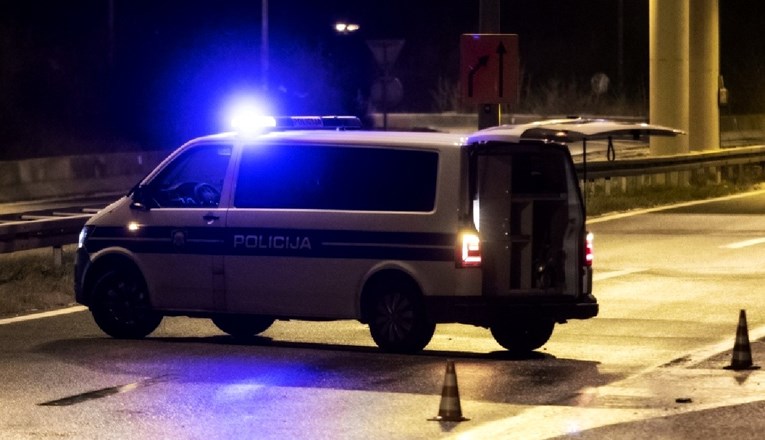 U Sinju prevozio montažnu kućicu, skrivio sudar pa pobjegao