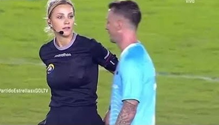 Zgodna sutkinja nogometašu prodala foru usred utakmice pa mu se nasmijala u lice